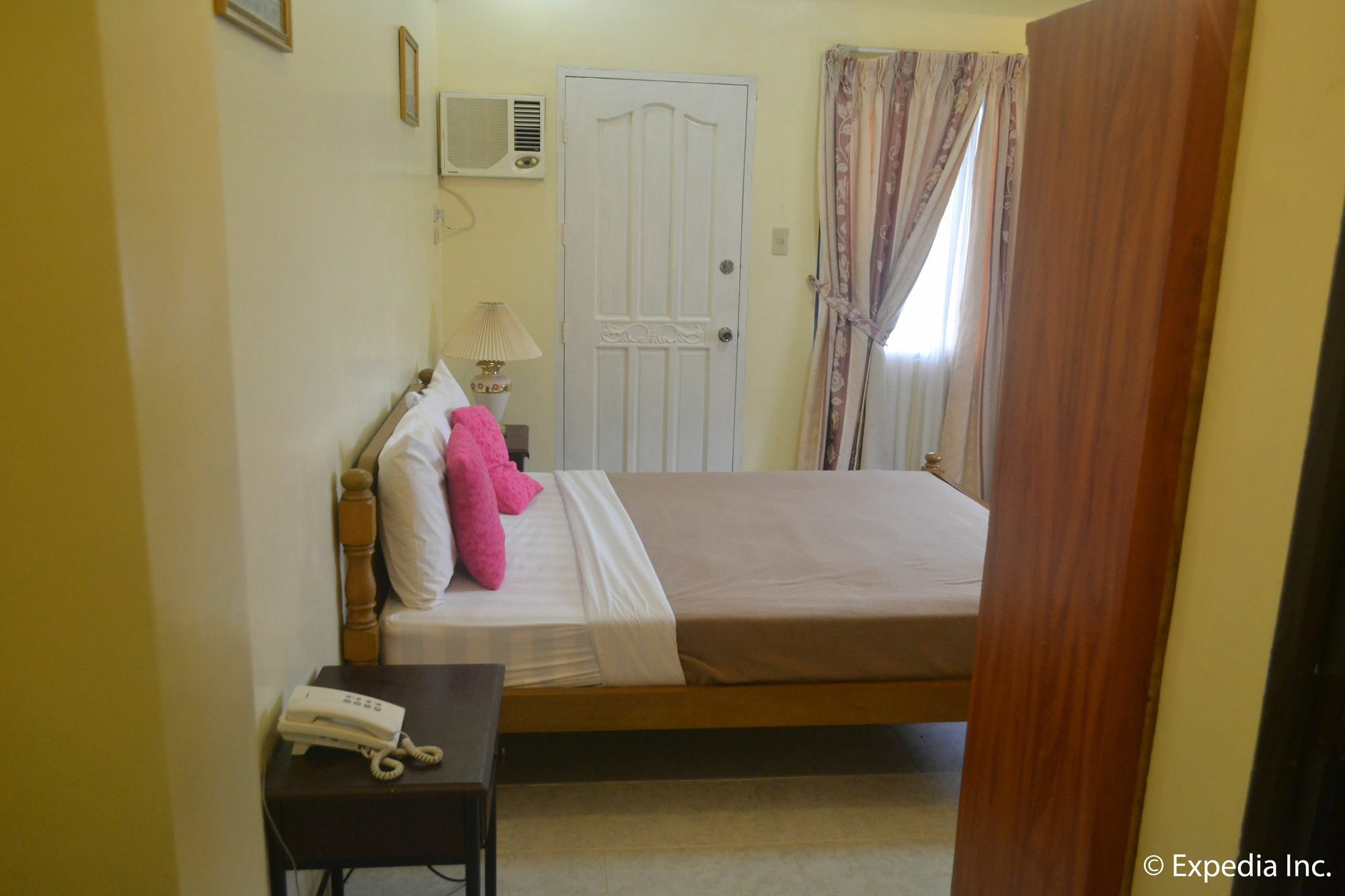 Royal Taal Inn Tagaytay City Exterior photo